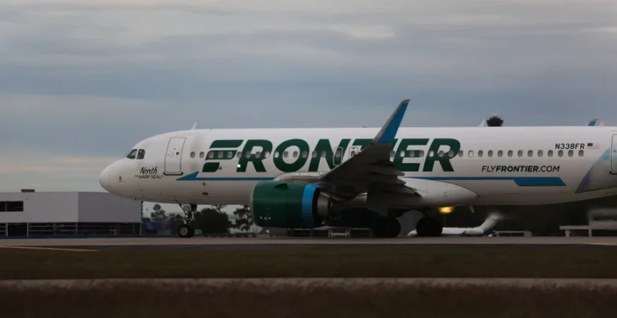 Pedestre morre atropelado por avião no aeroporto de Denver; há 12 feridos