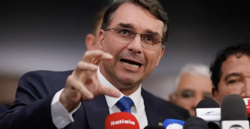Flávio Bolsonaro divulga nota sem citar Ciro Nogueira e diz que notícias são graves