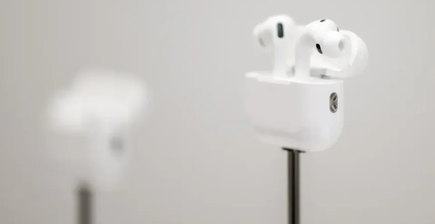 Apple pode lançar este ano novos AirPods equipados com câmeras