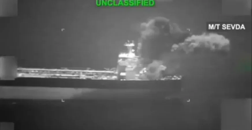 Vídeo: EUA atacam dois petroleiros iranianos.