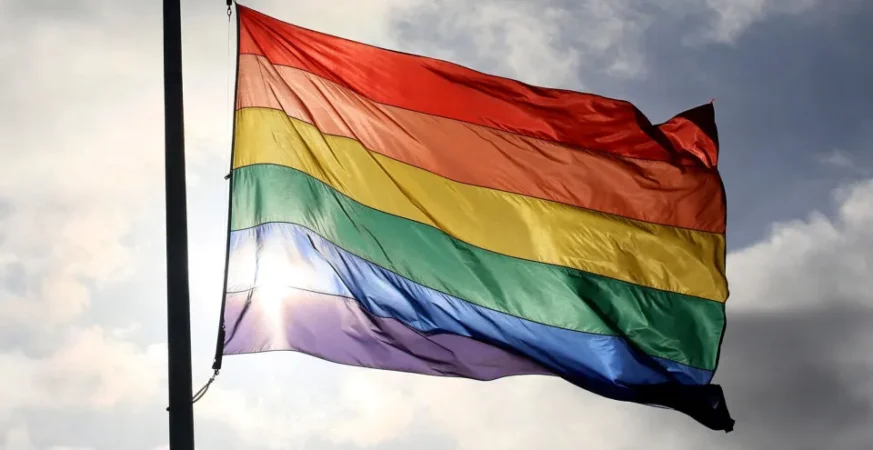 Vaticano publica documento sobre inclusão de LGBTQIA+ e com críticas à