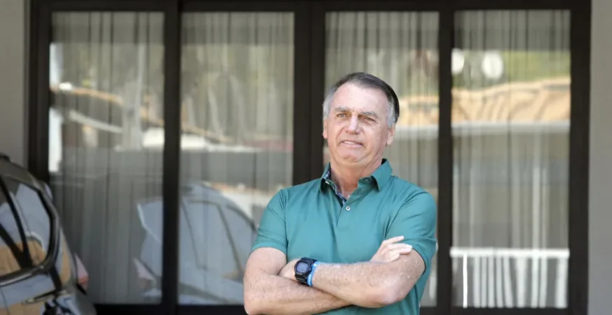 Bolsonaro tem alta de hospital e volta para prisão domiciliar após passar por cirurgia no ombro