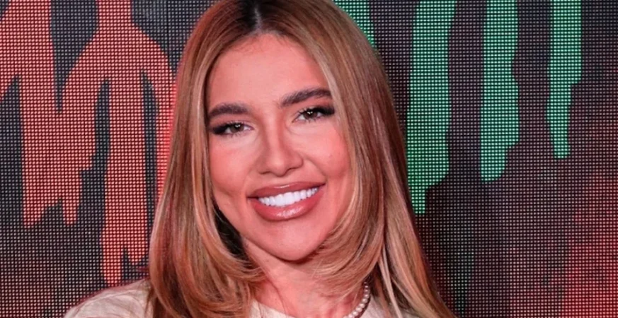 Após anunciar término, Virginia deixa a Espanha e retorna ao Brasil