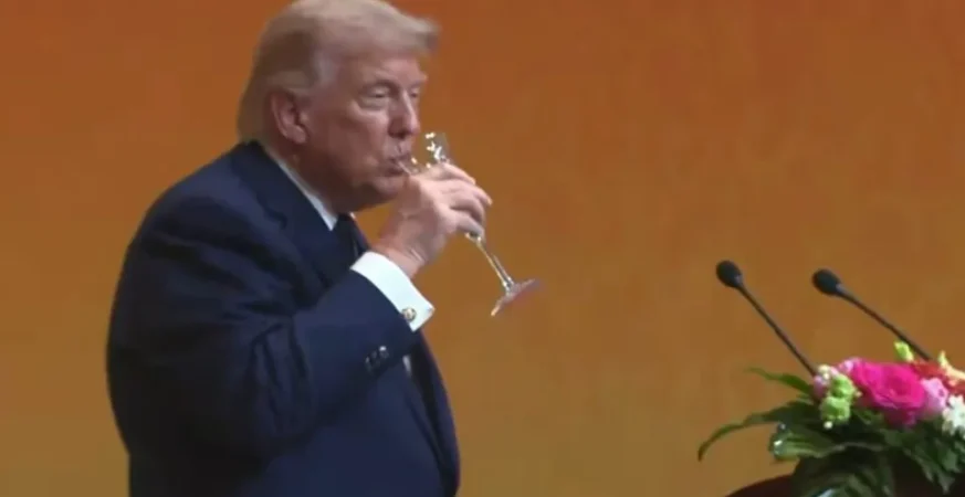 Viralizou: Trump faz careta ao beber champanhe oferecido por Xi Jinping