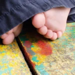 Bebê de 1 ano morre atropelado pelo próprio pai na garagem de casa em SC