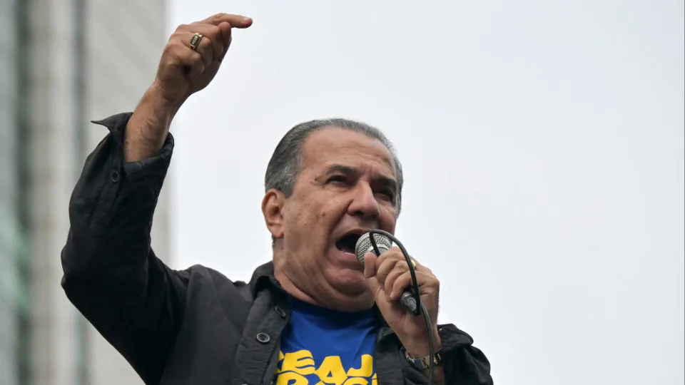 Malafaia diz ser alvo de perseguição do STF em culto ao lado de Flávio Bolsonaro no Rio