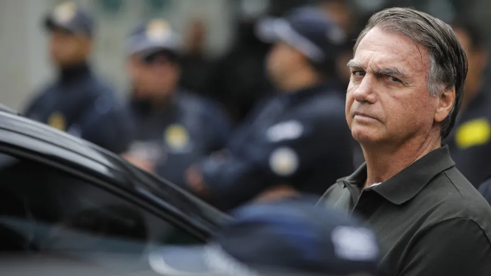 Bolsonaro tem boa evolução após cirurgia e seguirá internado, diz boletim médico
