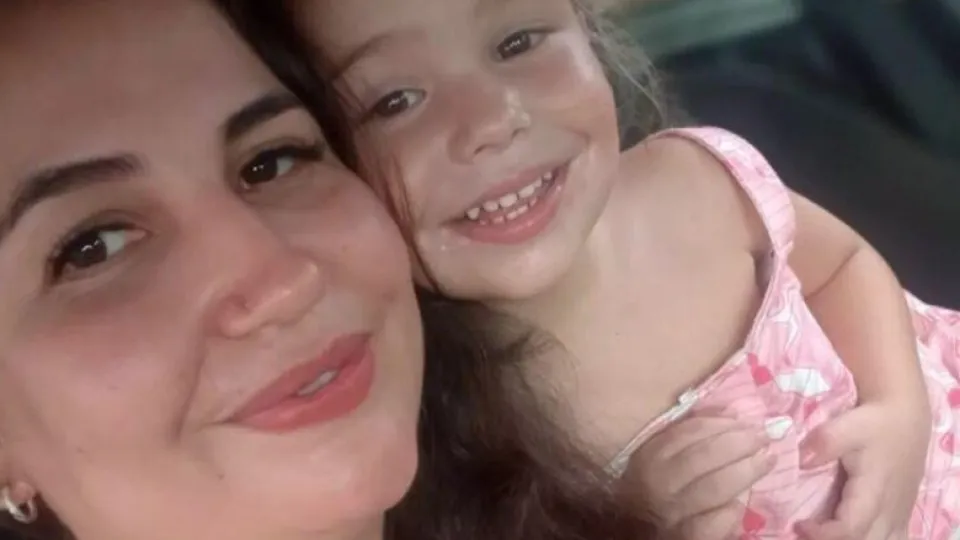Mãe e filha de 3 anos são achadas mortas em carro submerso em rio do PR