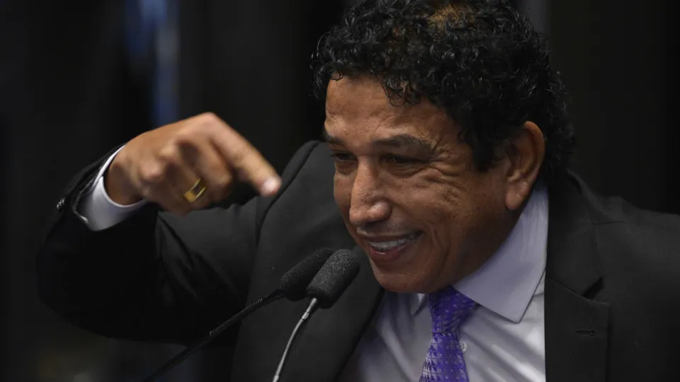 Magno Malta dá tapa na cara de técnica durante exame no DF:
