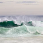 Ressaca atinge o Rio de Janeiro com ondas de até 3 metros; veja a previsão do tempo