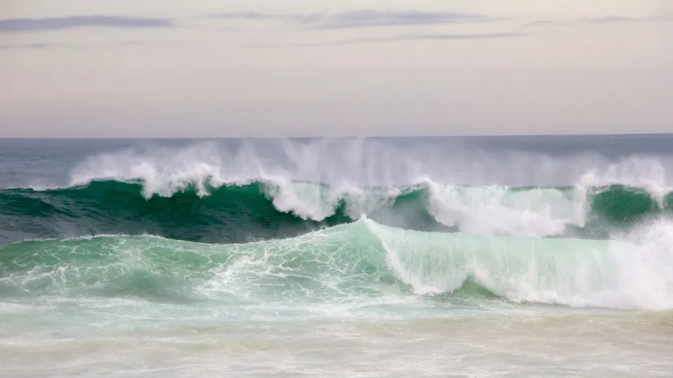 Ressaca atinge o Rio de Janeiro com ondas de até 3 metros; veja a previsão do tempo