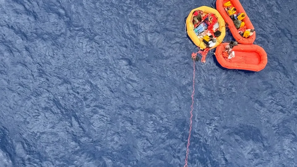 Onze pessoas resgatadas com vida após queda de avião no mar: