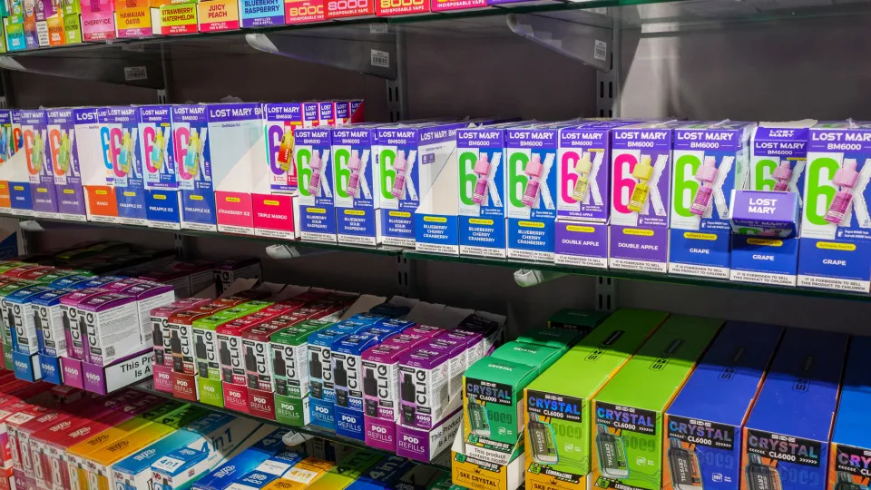 Após pressão sobre Trump, EUA autorizam primeiros vapes com sabor de frutas