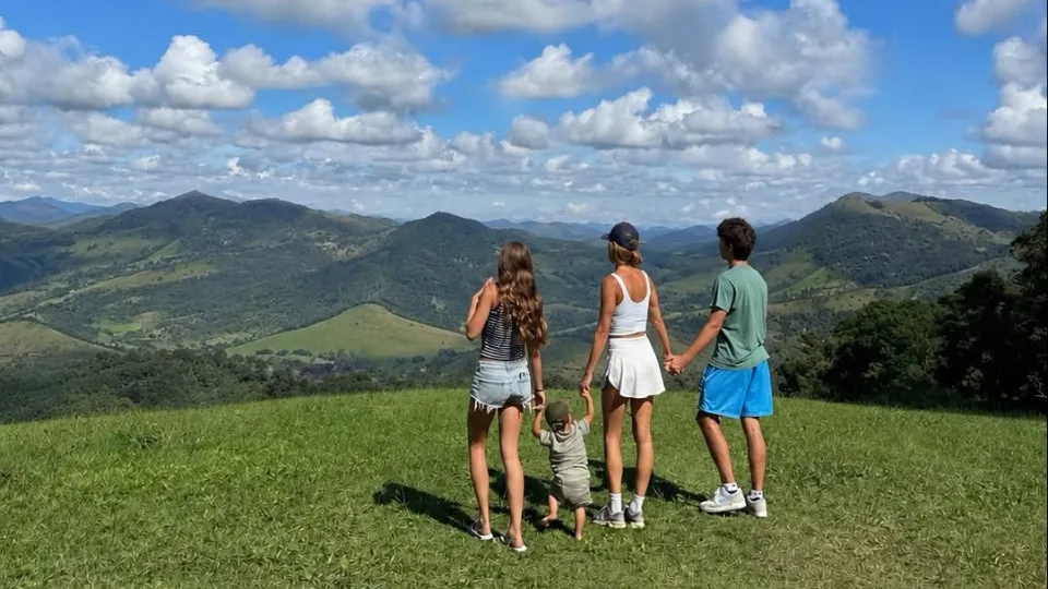 Gisele Bündchen compartilha fotos raras do filho bebê e dos mais velhos