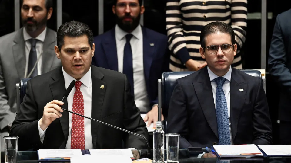 Motta e Alcolumbre são vistos de forma negativa por mais de 80%, diz pesquisa