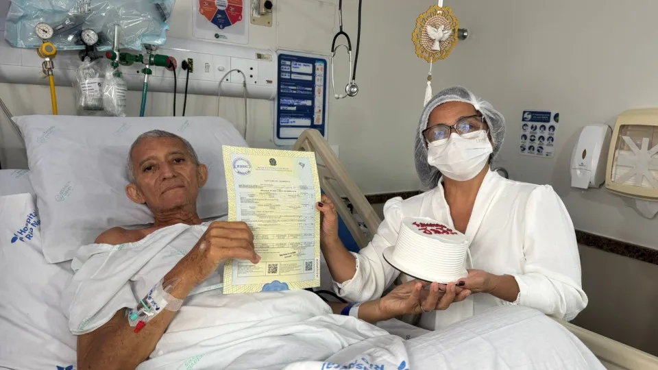 Doente com câncer se casa em cama de hospital em Manaus: