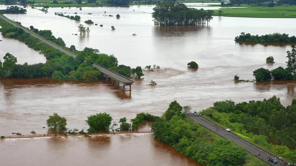 Chuvas deixam mais de 500 desalojados no RS; cidade decreta emergência