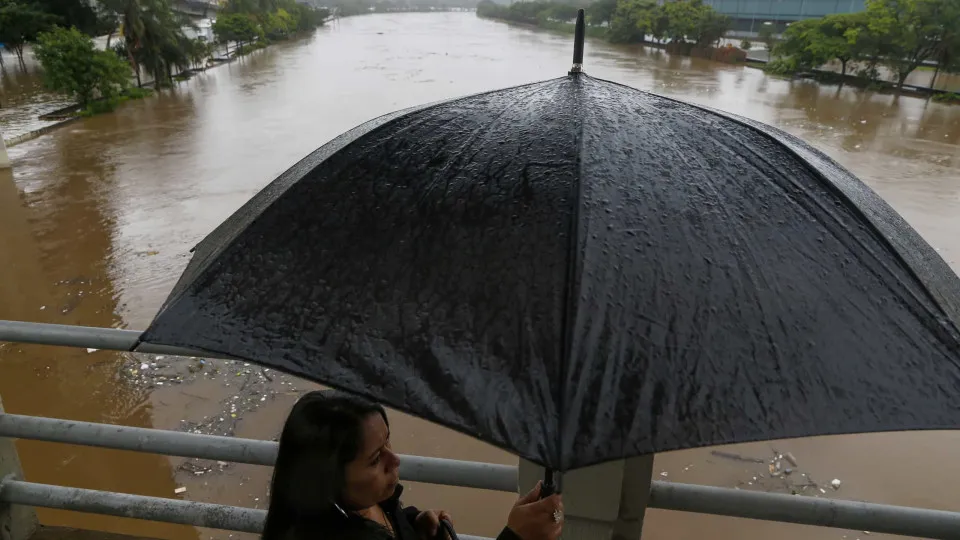 Chuva intensa no Grande Recife provoca deslizamentos e alaga vias