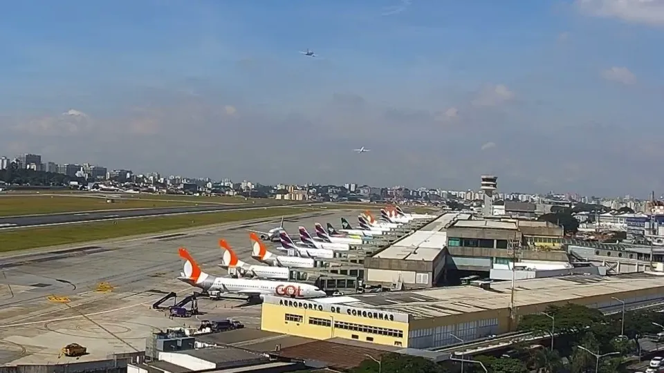 Aviões passam a 22 metros de distância e quase colidem em Congonhas