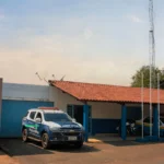 Acidente com veículo furtado leva polícia a prender mulher por tráfico em Rio Verde de Mato Grosso
