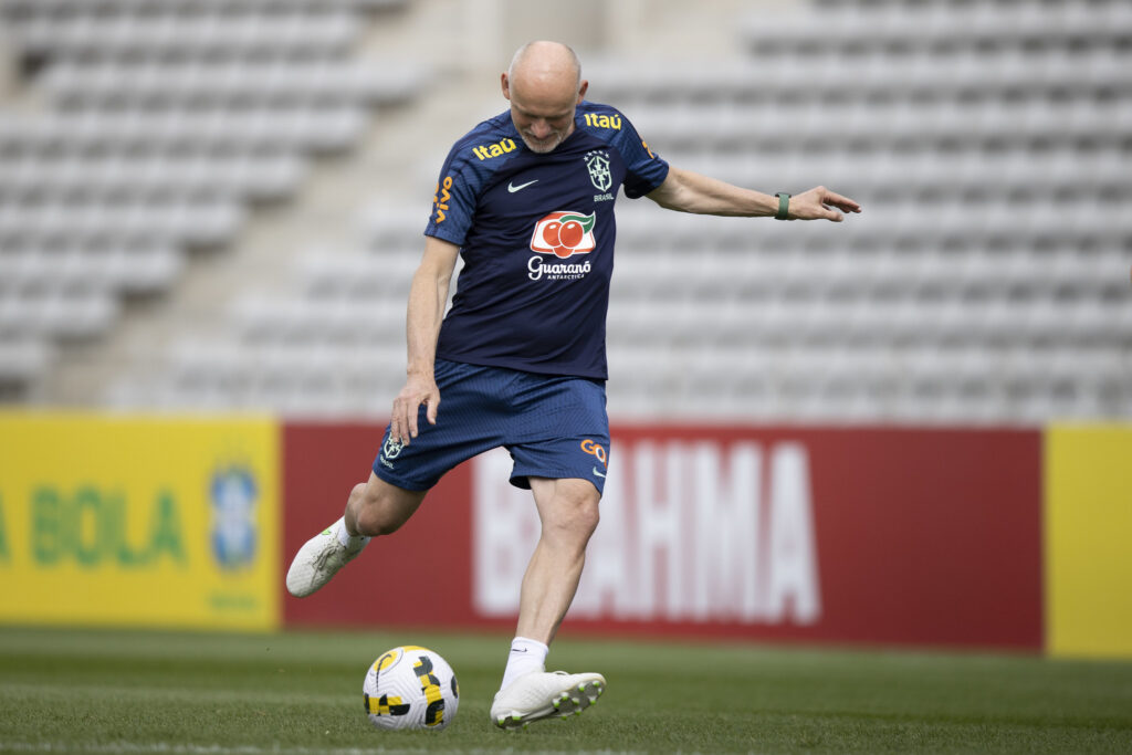 Preparador de goleiros da Seleção, Taffarel avalia falha de Bento: “A posição tem isso”