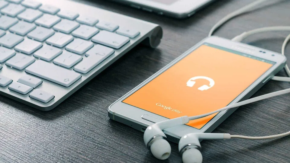 Quase metade das músicas enviadas diariamente são geradas por IA, diz Deezer