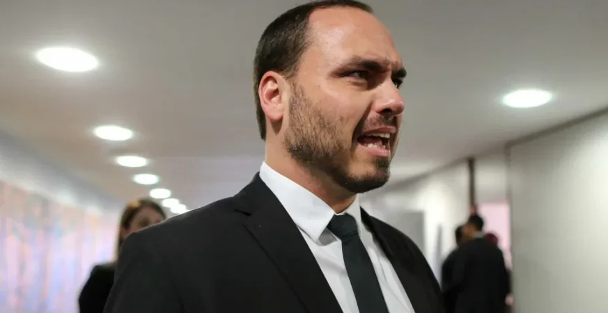 Carlos Bolsonaro se desculpa com Ana Campagnolo após racha no PL de SC