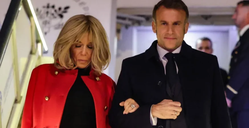 “Amor platônico”? Livro aponta motivo de empurrão de Brigitte em Macron