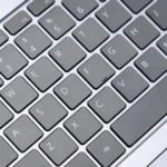Detalhe discreto no teclado tem função essencial e pouca gente percebe
