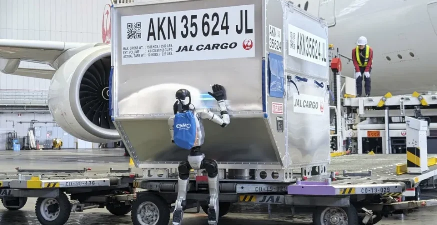 Japão testa robôs humanoides para transportar bagagens em aeroporto