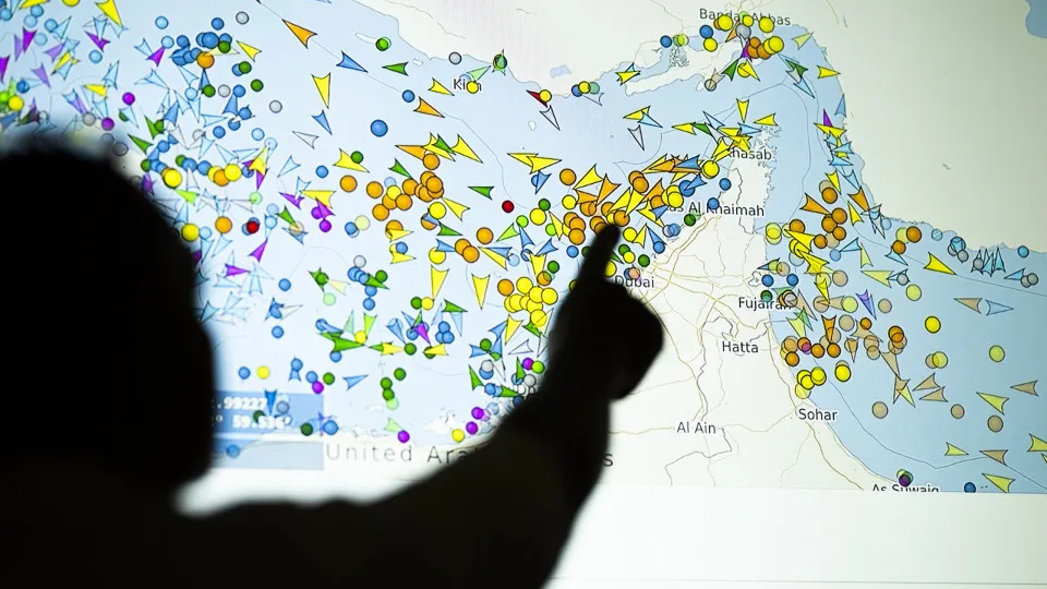 Tensão escala em Hormuz com ataques a navios e disputa entre Irã e EUA