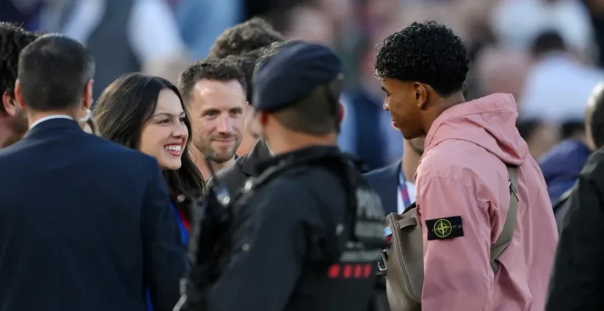Olivia Rodrigo encontra Lamine Yamal em clássico do Barça; veja