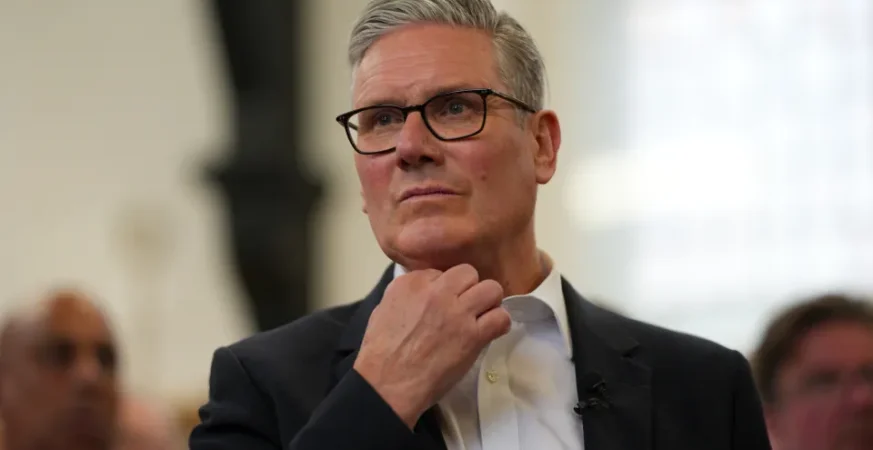 Mais de 70 deputados pedem saída de Keir Starmer após crise