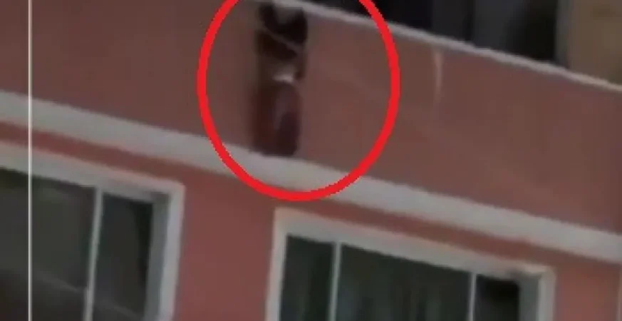 Menino de 2 anos cai de varanda e é salvo por vizinhos na Colômbia; vídeo