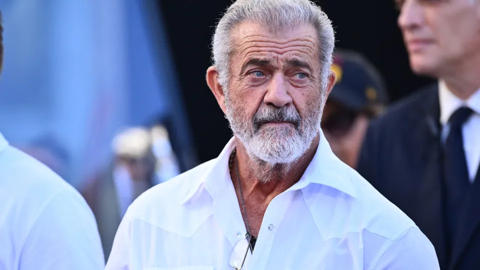 Mel Gibson é flagrado aos beijos com atriz 26 anos mais nova em Roma
