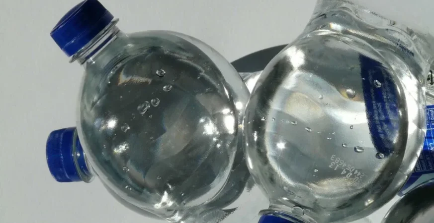Crystal recolhe lote de água mineral após identificação de bactéria, diz Anvisa