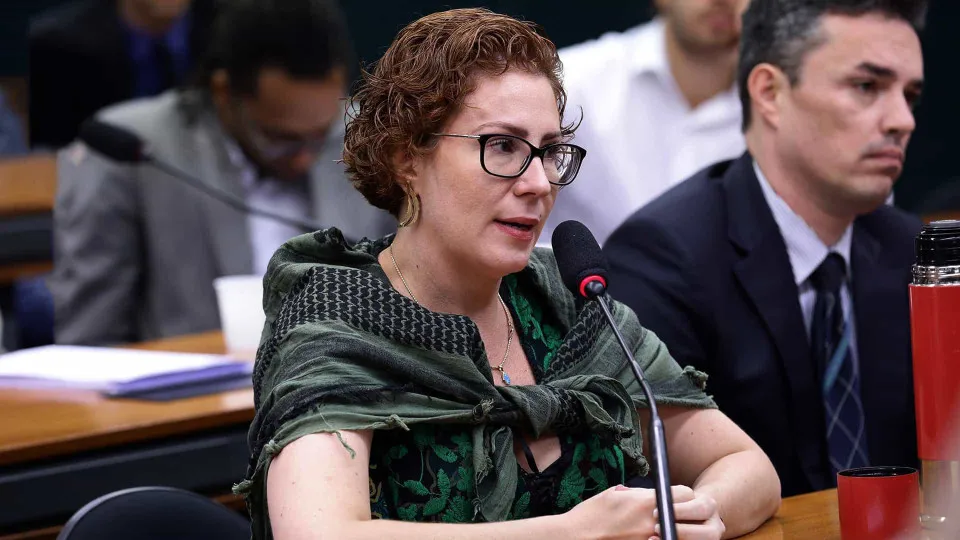 Justiça manda prender jornalista perseguido por Carla Zambelli