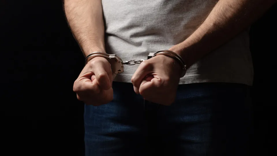 Homem mata terapeuta da fala após encontrar filho despido no consultório