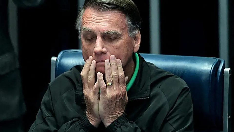 Defesa de Bolsonaro admite que ele pediu conserto em arma, mas nega correlação com fim da domiciliar