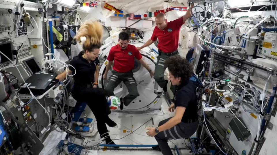 NASA leva bola da Copa do Mundo ao Espaço; veja as imagens!
