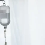 Criança fica em estado grave e vai para a UTI após ser atingida por trave