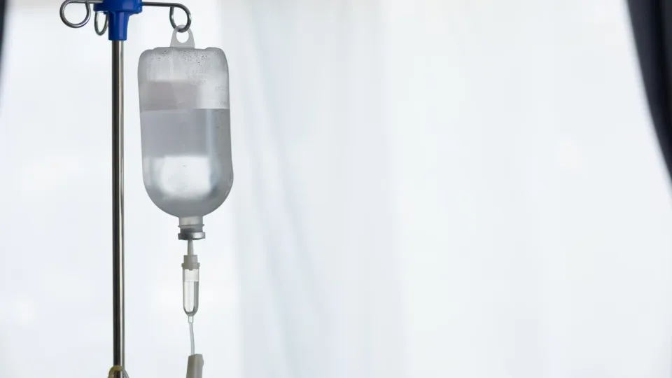 Criança fica em estado grave e vai para a UTI após ser atingida por trave