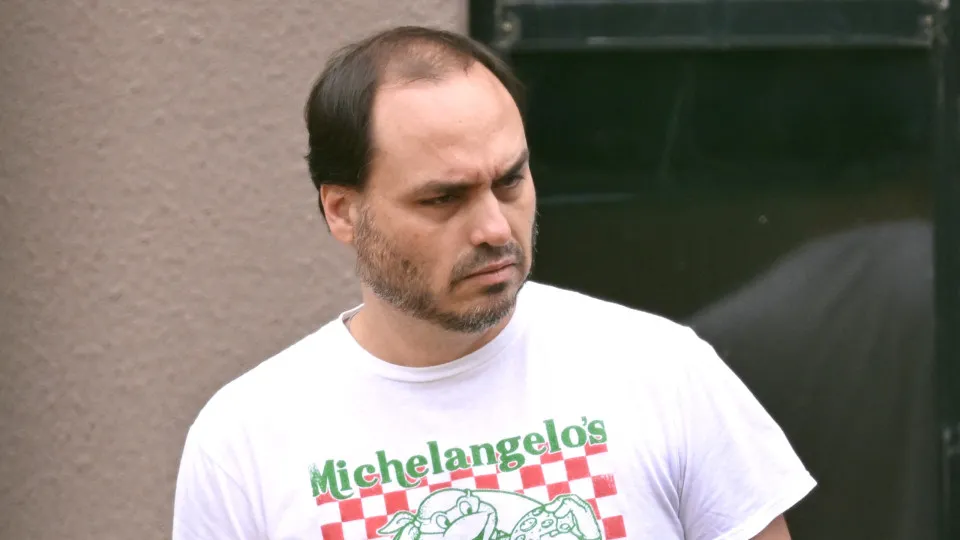Ex-chefe de gabinete de Carlos Bolsonaro se torna réu por rachadinha no gabinete do ex-vereador