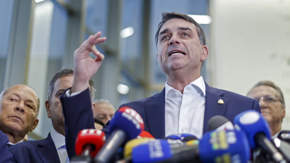 Campanha de Flávio Bolsonaro aposta em vice mulher para tentar conter efeito de crise com Michelle