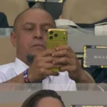 Celular de Roberto Carlos se torna viral; quanto custa um iPhone de ouro?