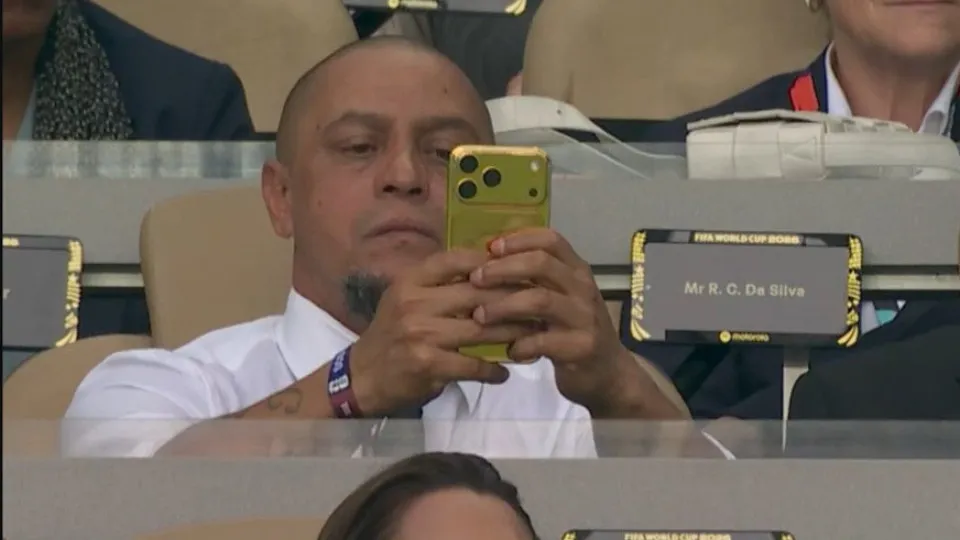 Celular de Roberto Carlos se torna viral; quanto custa um iPhone de ouro?