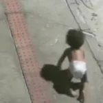 Bebê engatinhando sozinha na rua é salva por motoqueiro no ES