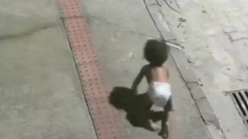 Bebê engatinhando sozinha na rua é salva por motoqueiro no ES
