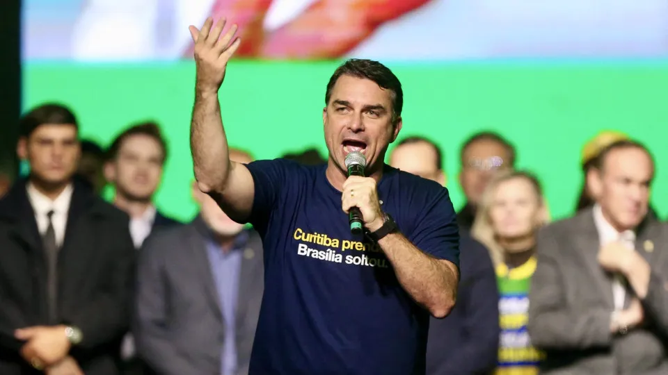 Flávio Bolsonaro diz que briga com Michelle é