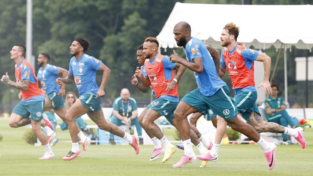 Seleção treina sem baixas e encaminha provável escalação para jogo contra o Japão